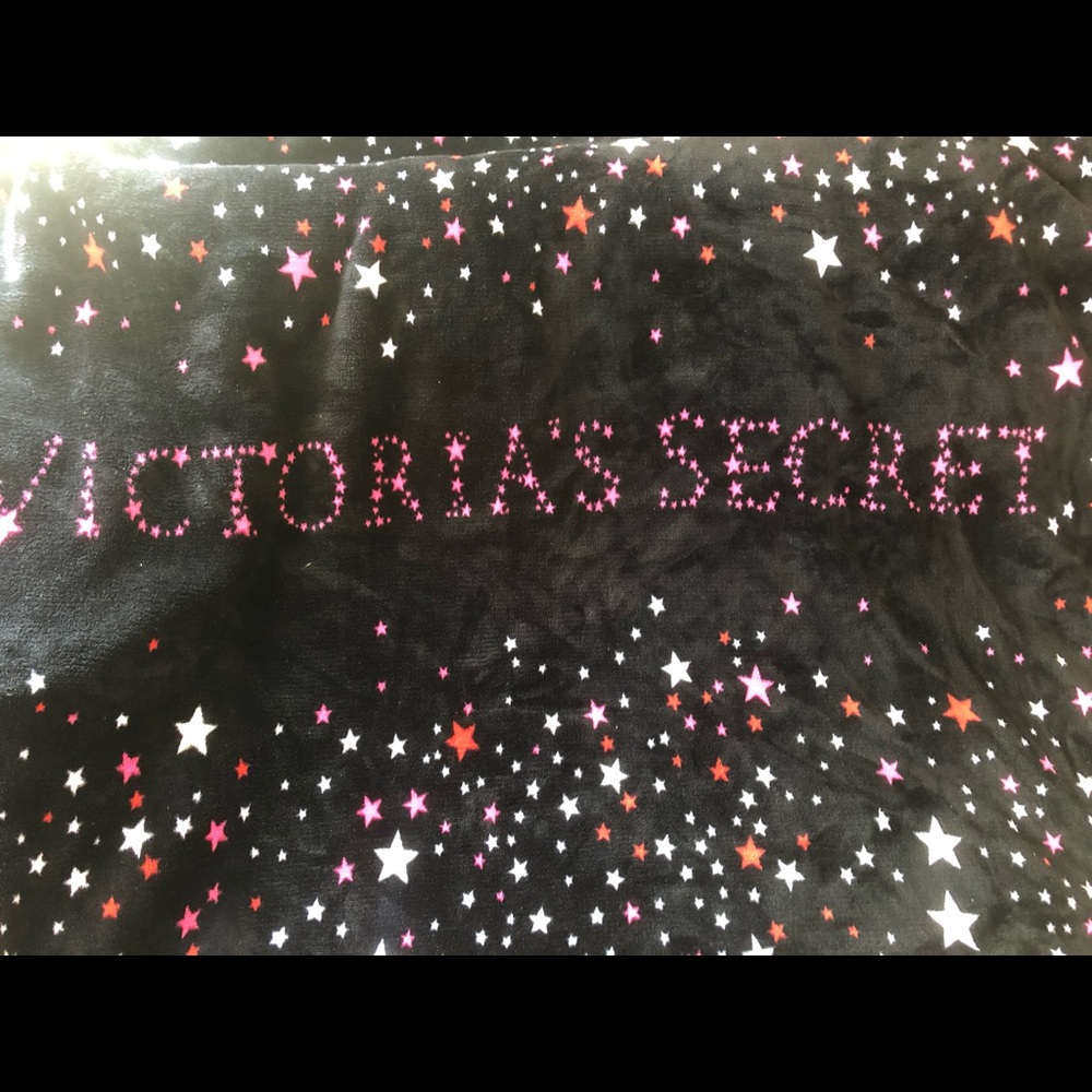 VS plush/sherpa throw - brand new in packaging - Picture 3 of 5